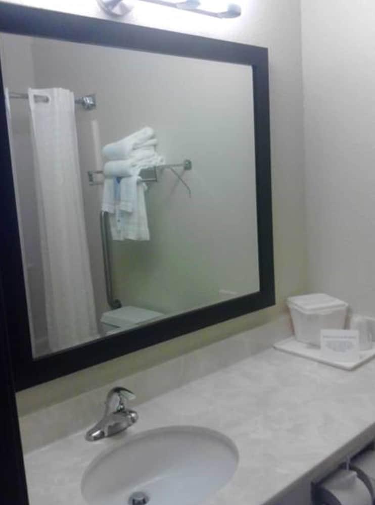 Quality Inn & Suites Des Moines Airport Exterior photo