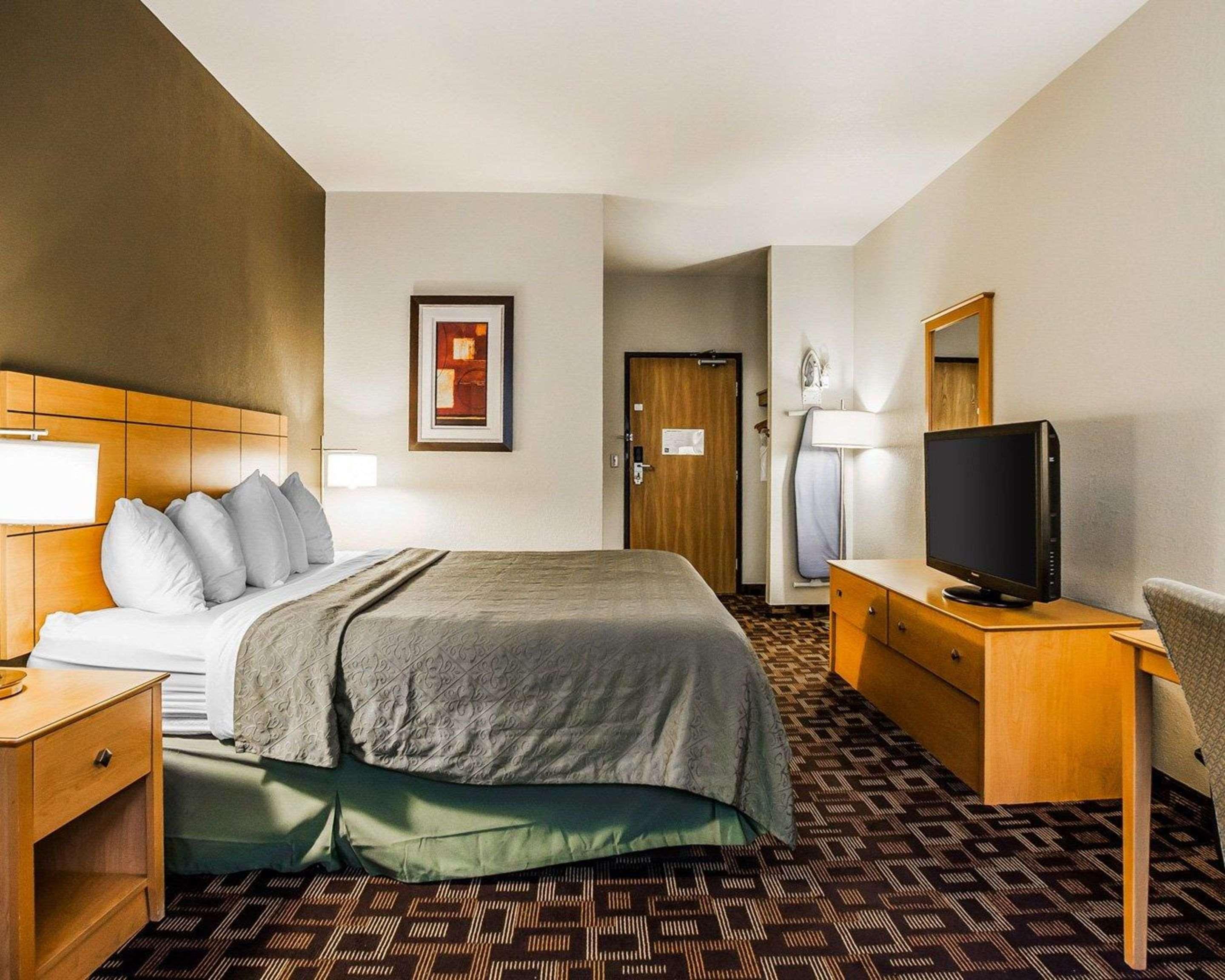 Quality Inn & Suites Des Moines Airport Exterior photo