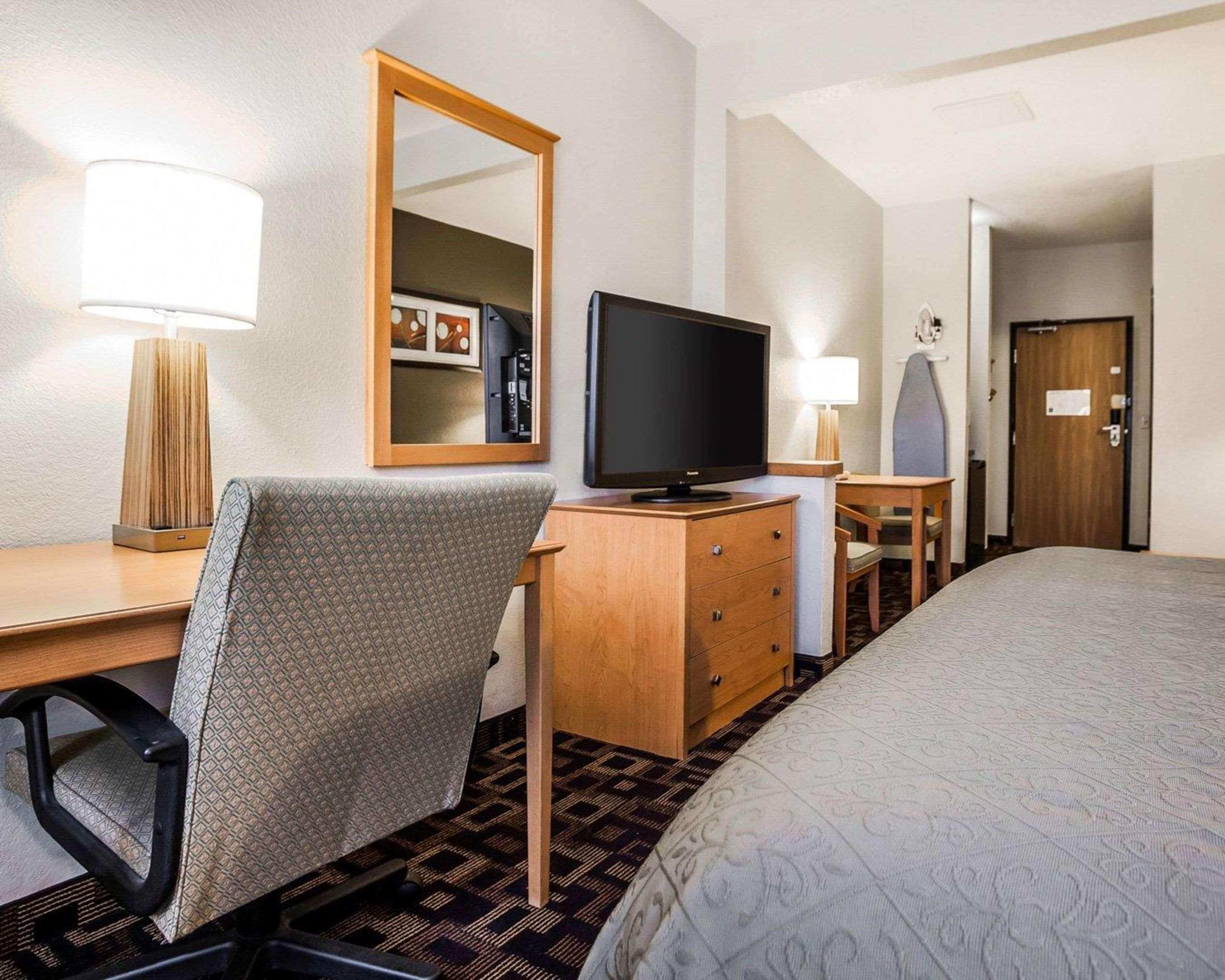 Quality Inn & Suites Des Moines Airport Exterior photo