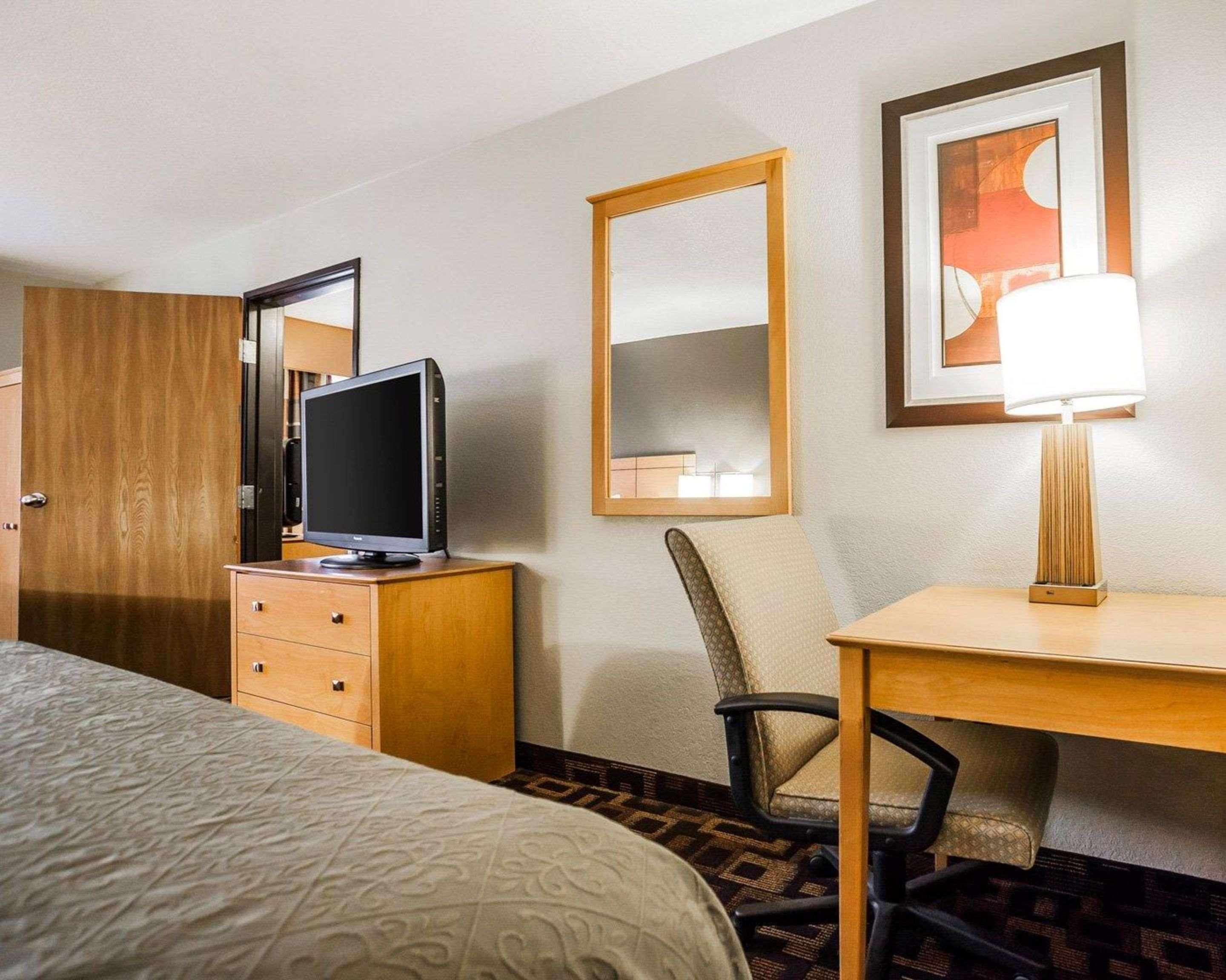 Quality Inn & Suites Des Moines Airport Exterior photo