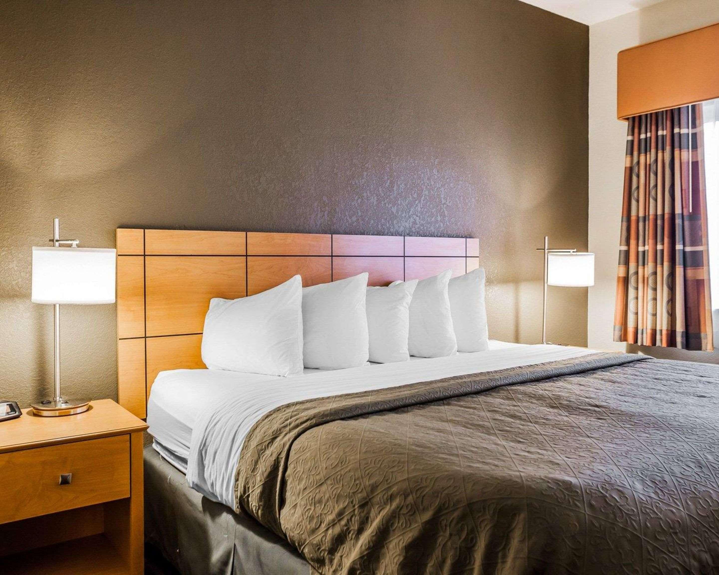 Quality Inn & Suites Des Moines Airport Exterior photo