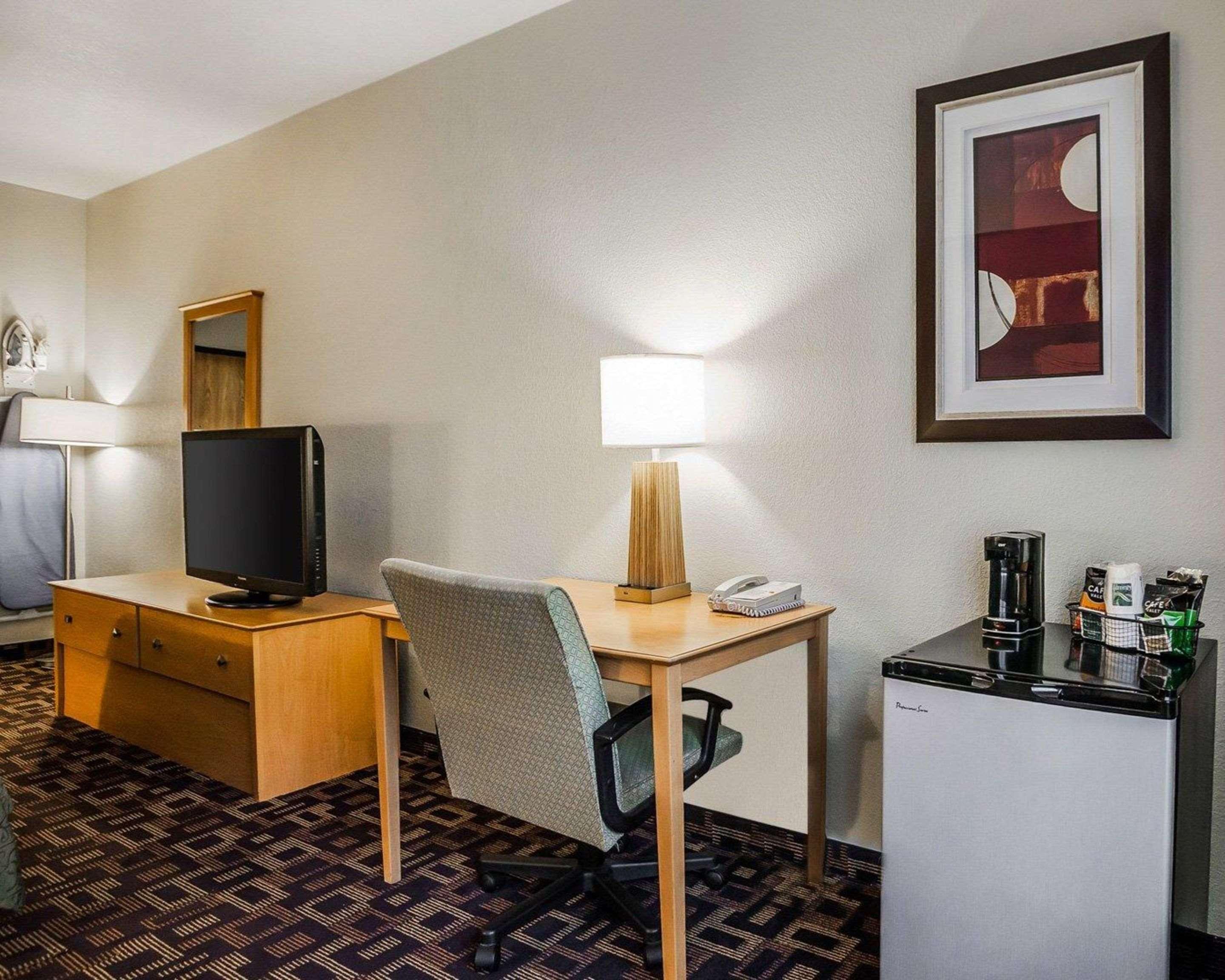 Quality Inn & Suites Des Moines Airport Exterior photo