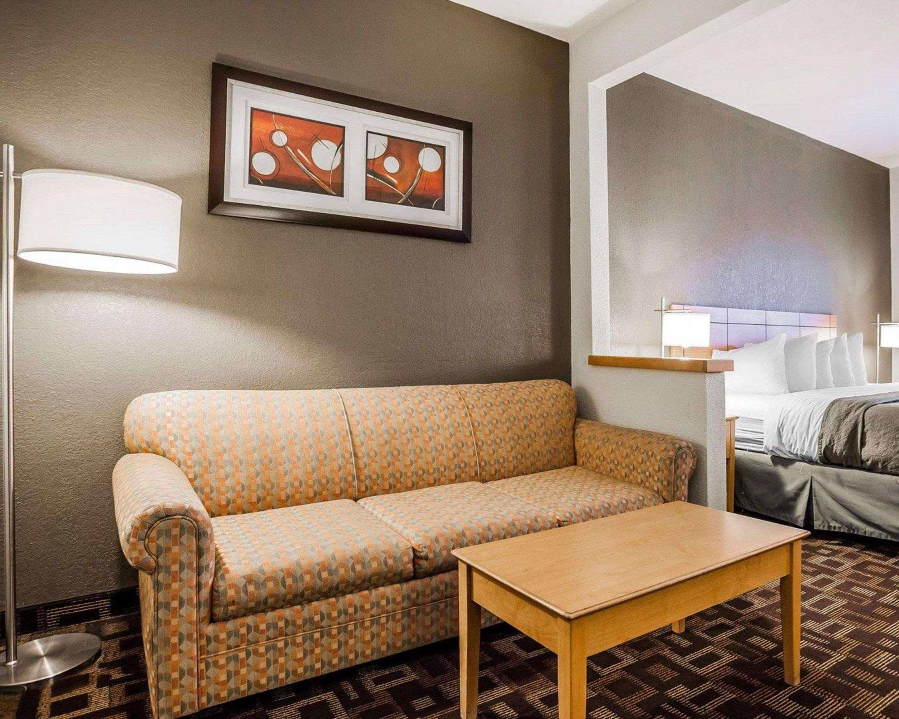 Quality Inn & Suites Des Moines Airport Exterior photo