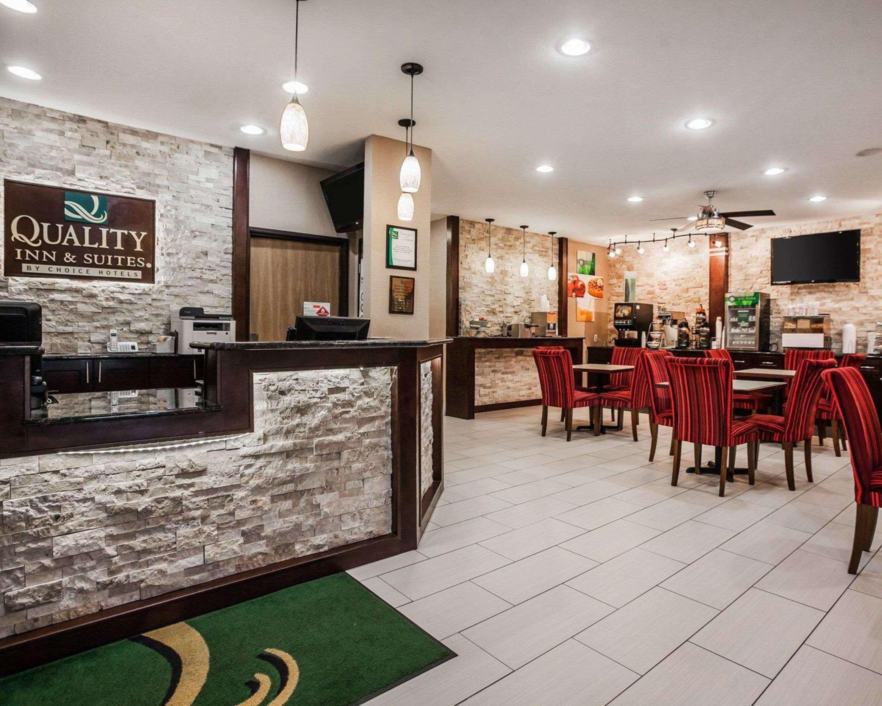 Quality Inn & Suites Des Moines Airport Exterior photo