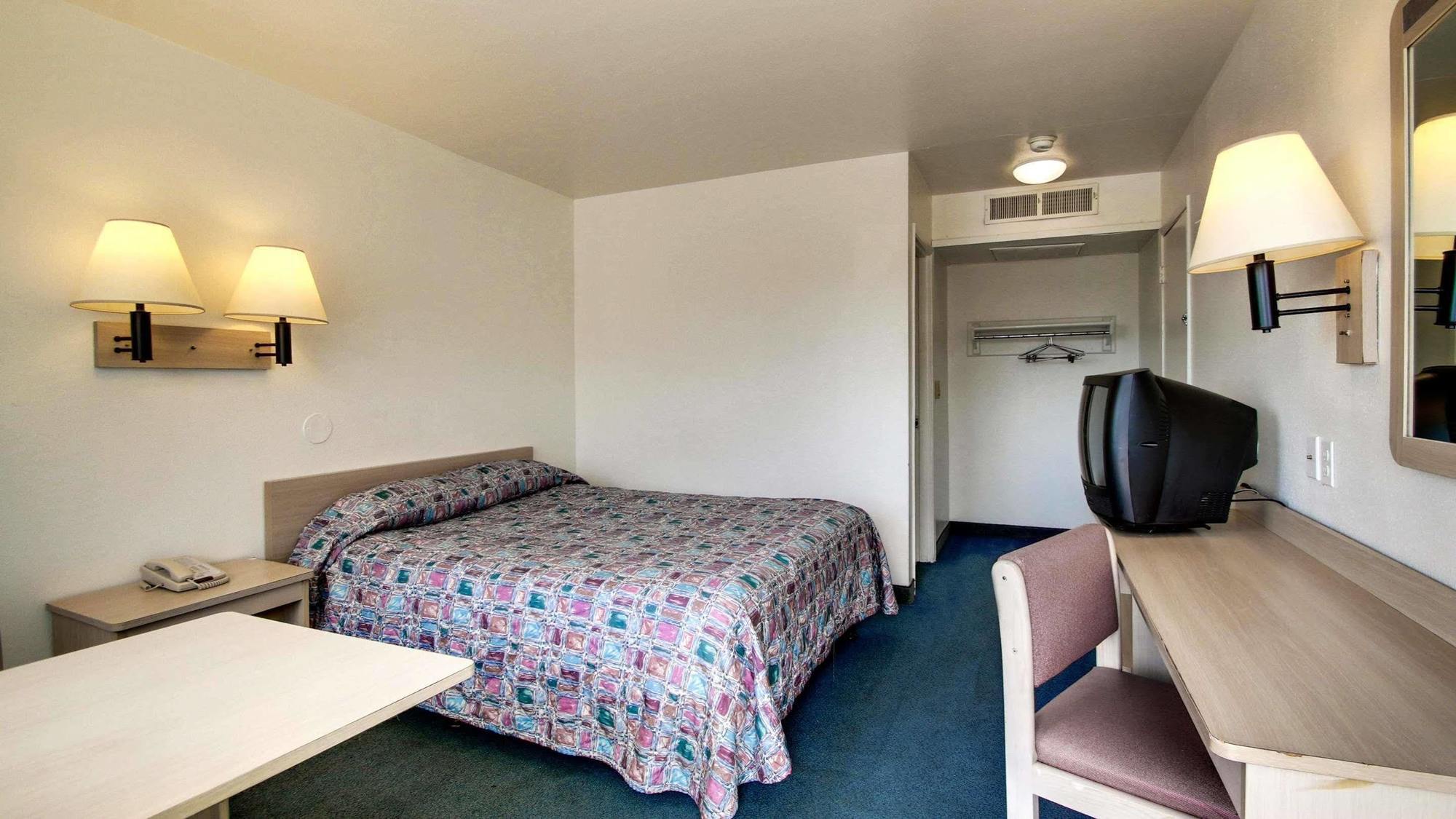 Quality Inn & Suites Des Moines Airport Exterior photo